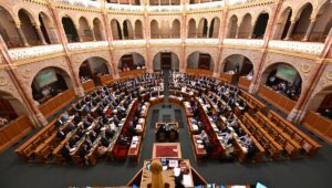 Hungría: los parlamentarios limitan el mandato del Primer Ministro a ocho años e impiden el regreso de Orbán