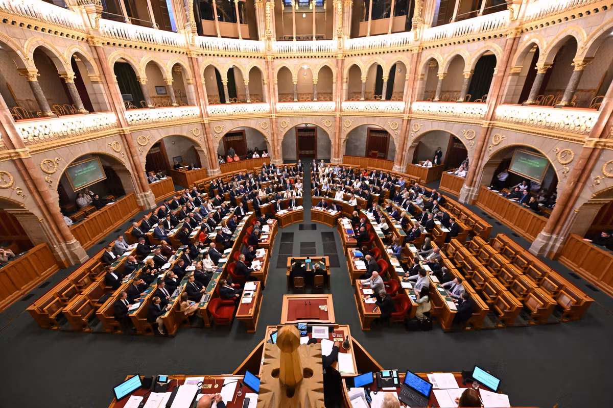 Hungría: los parlamentarios limitan el mandato del Primer Ministro a ocho años e impiden el regreso de Orbán