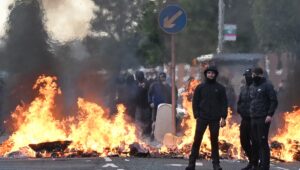 Irlanda del Norte: la extrema derecha se recupera de un ataque con cuchillo, las manifestaciones antiinmigrantes degeneran