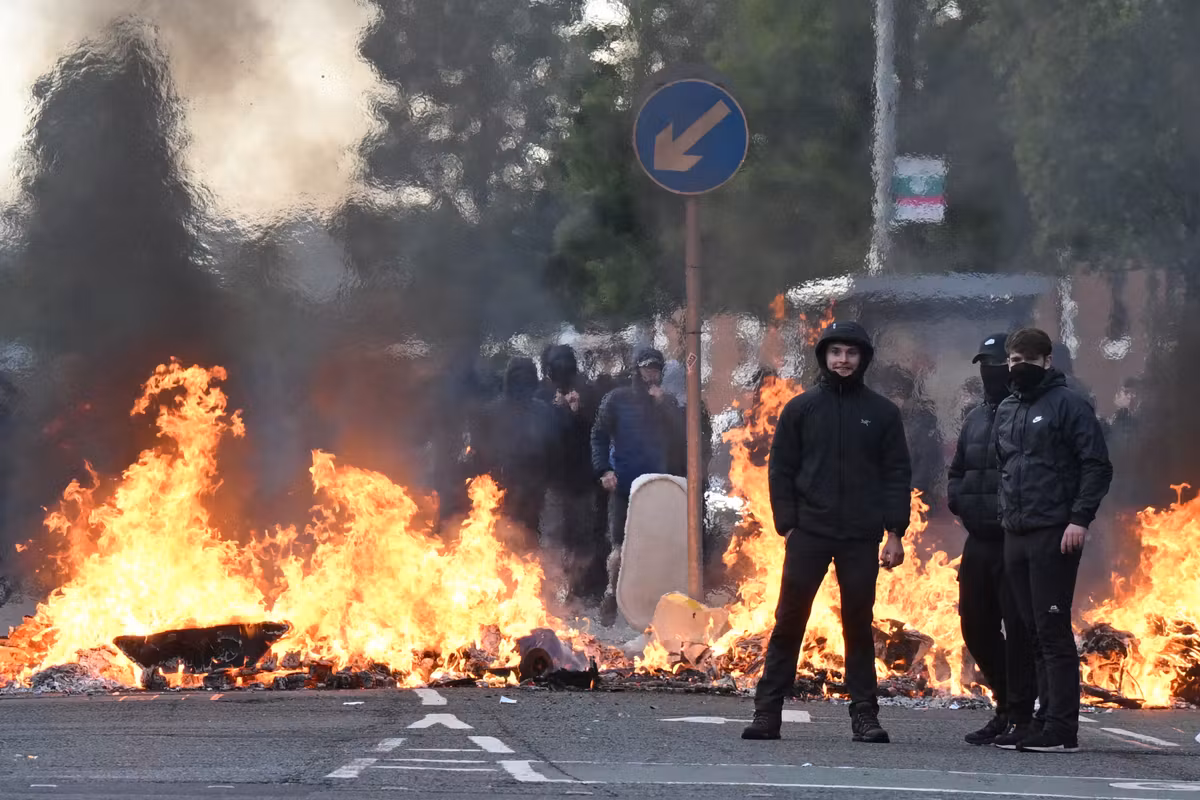Irlanda del Norte: la extrema derecha se recupera de un ataque con cuchillo, las manifestaciones antiinmigrantes degeneran