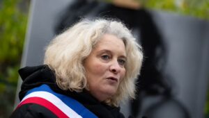 La alcaldesa del distrito 10 de París, Alexandra Cordebard, atacada por “brutos de cabeza rapada” de extrema derecha al margen de la “Noche Blanca”