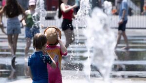 Las 7 reglas para proteger (y sostener) adecuadamente a tus hijos a 40°C