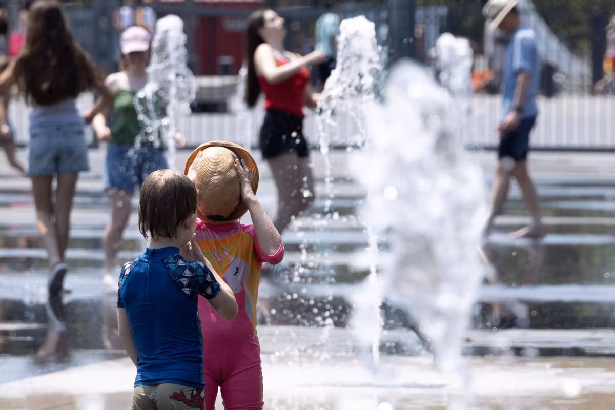 Las 7 reglas para proteger (y sostener) adecuadamente a tus hijos a 40°C