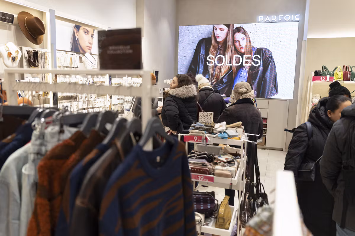 Los franceses consumen cada vez más ropa nueva: se comprarán 43 prendas en 2025