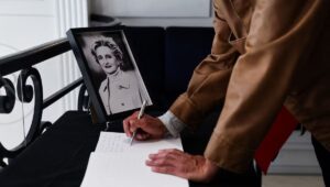 Muerte de Bernadette Chirac, marcha blanca por Lyhanna, toma de SFR… Las cinco noticias del fin de semana