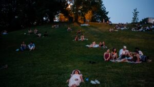 Ola de calor: “Le TV BUS Canal de comunicación urbana” pasó la noche más calurosa jamás registrada en Francia en el parque Buttes-Chaumont