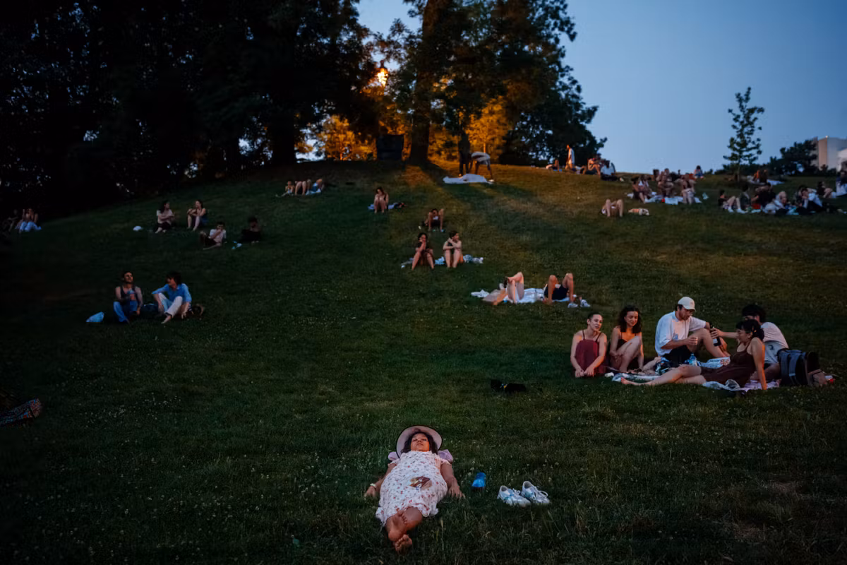 Ola de calor: “Le Nouvel Obs” pasó la noche más calurosa jamás registrada en Francia en el parque Buttes-Chaumont