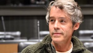 Sin ofender a Yann Barthès, Bernard Arnault no está “alojado en el mismo barco” que quienes arden bajo los tejados