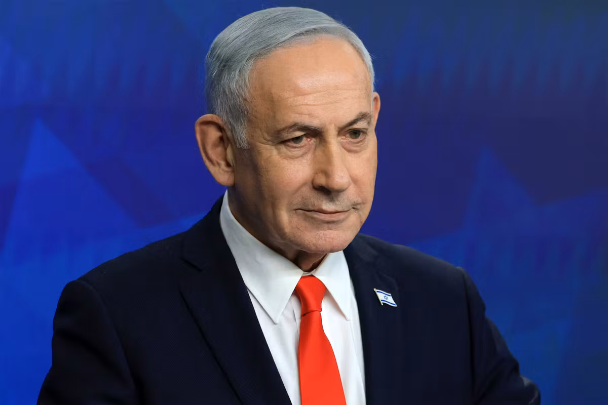 "¿Eres gay?" “No, soy Bibiste”: Netanyahu lanza su campaña con un vídeo donde retrata a la derecha como víctima
