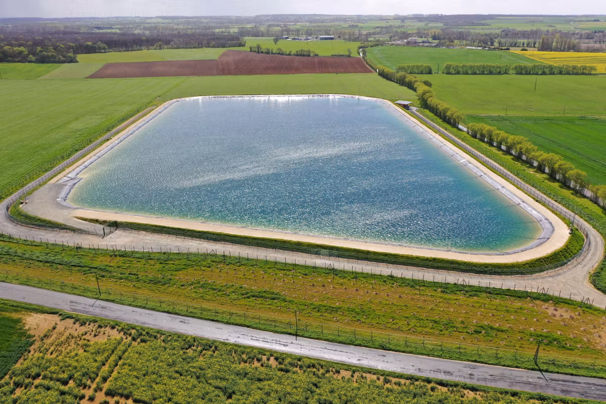 El agua que queremos almacenar a un gran coste sólo riega marginalmente nuestros platos.