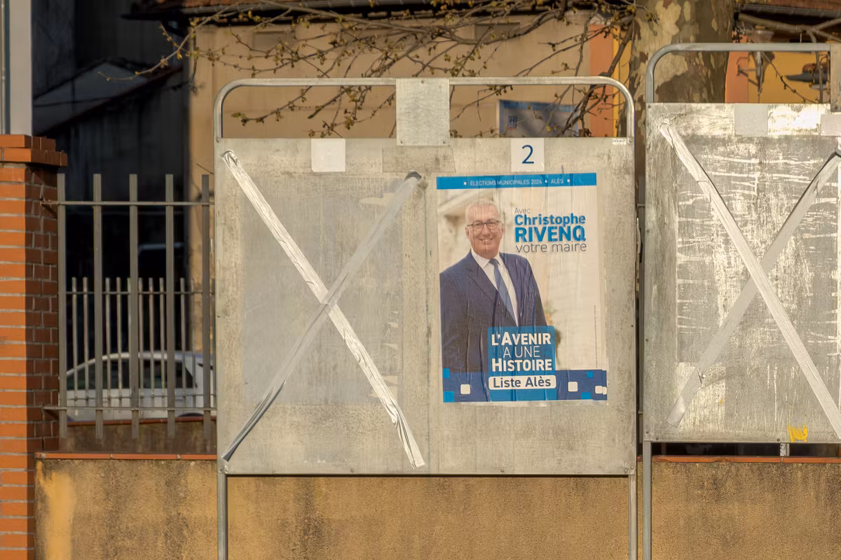 El alcalde de Alès, Christophe Rivenq, expulsado de su casa tras las amenazas de la mafia DZ