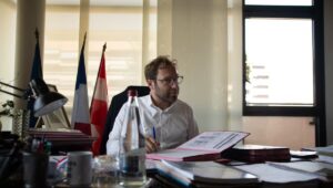 El ayuntamiento de Annecy acusado de intentar encubrir un caso de violación comprando miles de ejemplares de un periódico local
