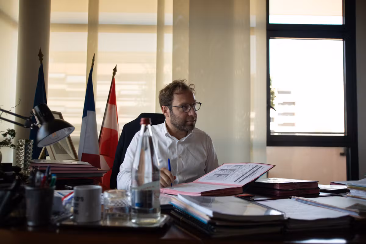 El ayuntamiento de Annecy acusado de intentar encubrir un caso de violación comprando miles de ejemplares de un periódico local