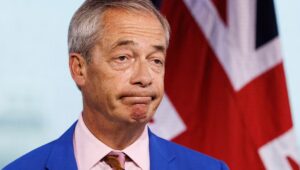 En el Reino Unido, Nigel Farage provoca unas elecciones legislativas parciales y se encuentra ante un candidato… con cara de basura