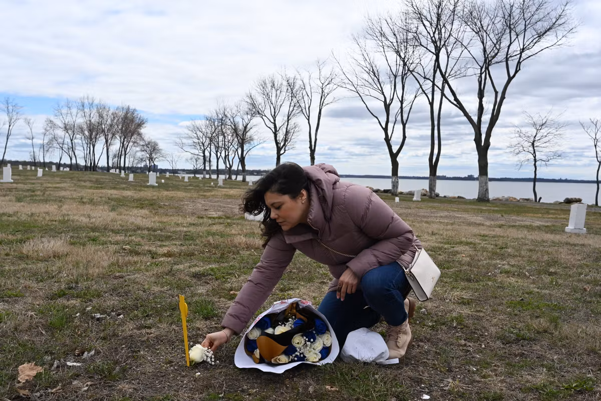 Hart Island, la isla donde Nueva York ha enterrado a los olvidados del sueño americano durante 150 años