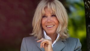 Lo que Brigitte Macron (quizás) pondrá en su maleta este verano