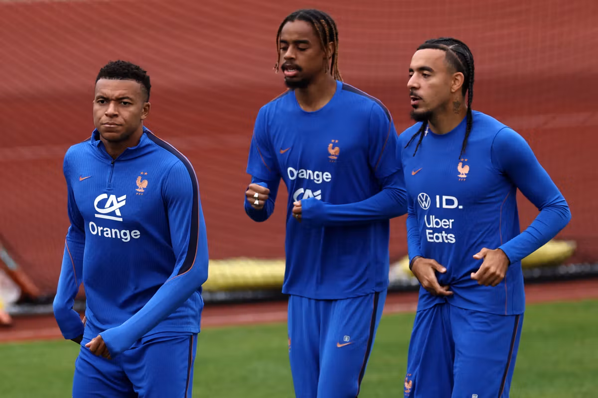 Mundial 2026: la selección francesa viaja en aviones utilizados por ICE para deportar inmigrantes, revela el “Guardian”