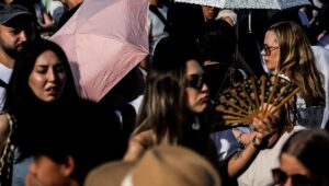 Ola de calor: un tercio de los residentes en alerta roja, las temperaturas “bajan en general” desde el lunes