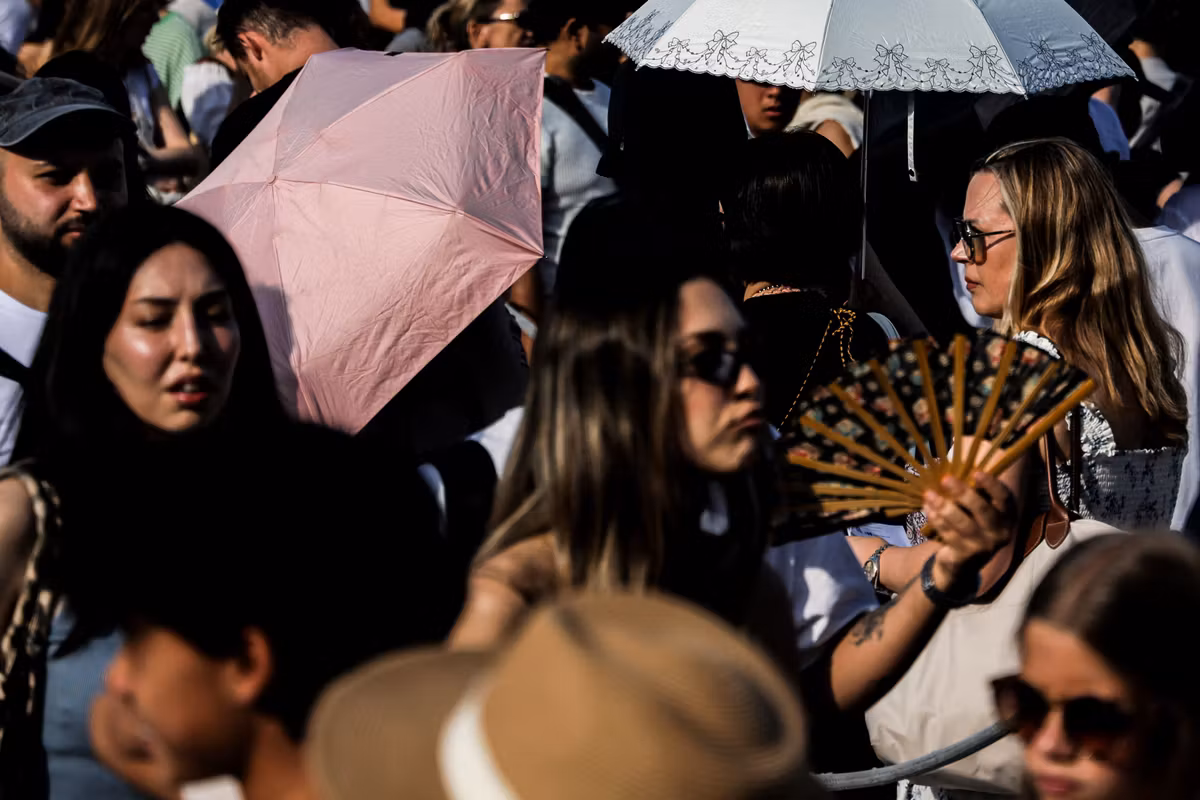 Ola de calor: un tercio de los residentes en alerta roja, las temperaturas “bajan en general” desde el lunes