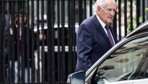 Raffarin, su coche con conductor y la luz intermitente: las muchas preguntas detrás de su accidente de tráfico