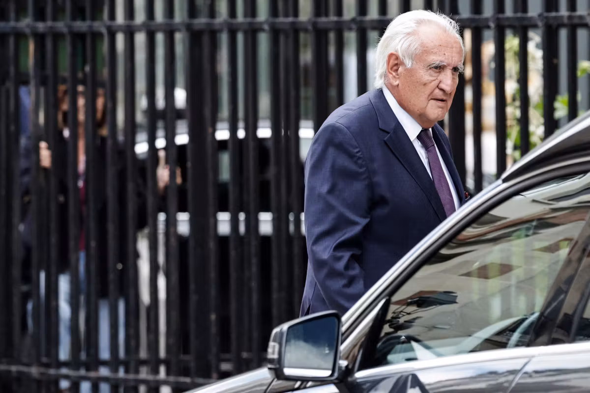 Raffarin, su coche con conductor y la luz intermitente: las muchas preguntas detrás de su accidente de tráfico