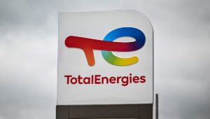 TotalEnergies duplica sus beneficios impulsada por la guerra en Oriente Medio y hace temblar a la izquierda