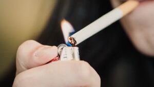 ¿Prohibir el cigarrillo a las nuevas generaciones como recomienda el Seguro de Salud? Estos países ya lo han hecho.