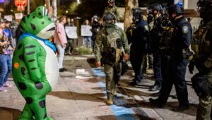 ¿Quiénes son los “despertadores oscuros”, estos activistas estadounidenses de izquierda con su cáustica ironía?