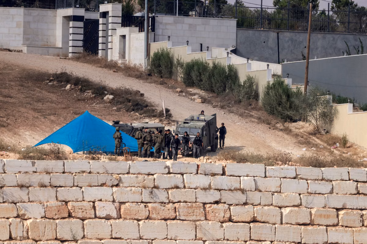 Colonos israelíes asedian una aldea en la ocupada Cisjordania desde hace casi una semana