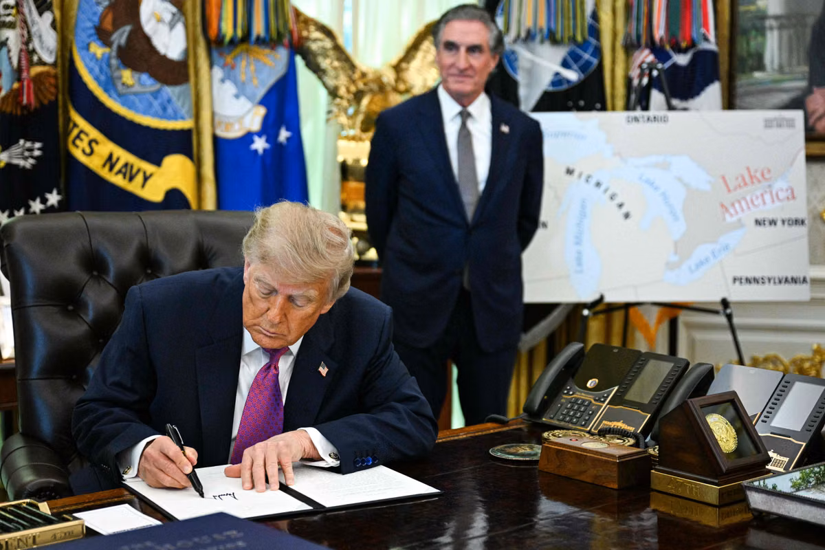 Ebrio de ira contra Canadá, Trump firma una orden ejecutiva para cambiar el nombre del lago Ontario a Lago “de América”
