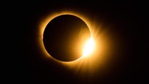 En imágenes: encuentre las fotografías más bellas del eclipse del 12 de agosto de Isande a España, pasando por Francia