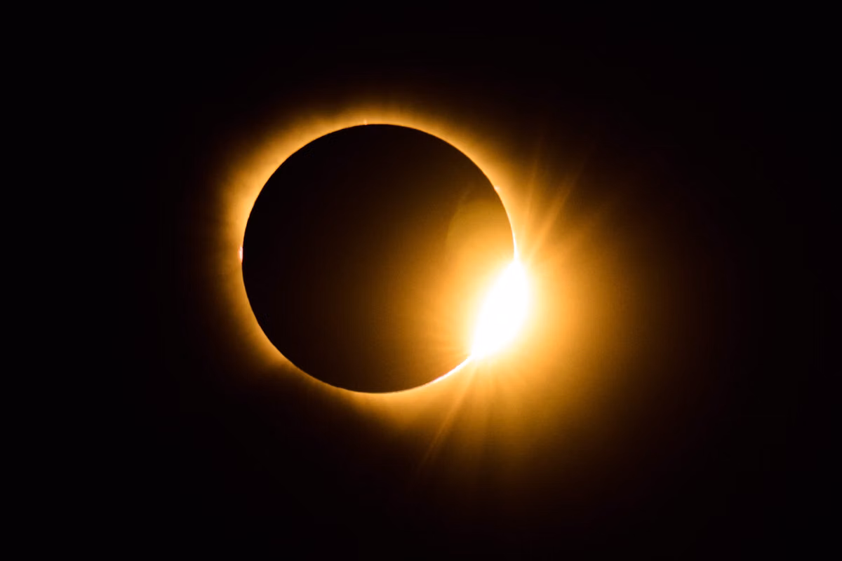 En imágenes: encuentre las fotografías más bellas del eclipse del 12 de agosto de Isande a España, pasando por Francia