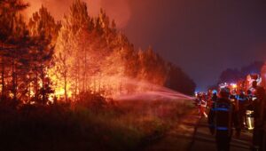 Gironda, Landas, Fontainebleau… Después de un verano de megaincendios, los bomberos se declaran en huelga al inicio del curso escolar