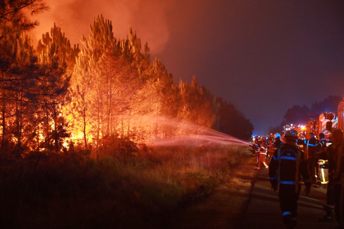 Gironda, Landas, Fontainebleau... Después de un verano de megaincendios, los bomberos se declaran en huelga al inicio del curso escolar