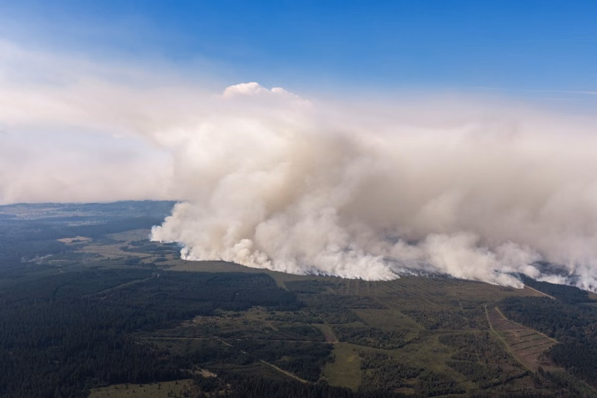 Incendio gigante en Bélgica, piratería fiscal, pensiones, Kiev bajo ataques rusos... Cinco cosas para recordar del fin de semana