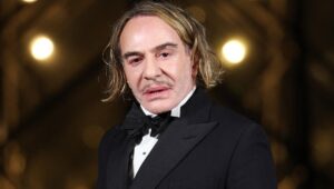 John Galliano finalmente cancela su retrospectiva en el Met, atrapado en sus comentarios antisemitas