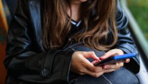 La prohibición de las redes sociales para menores de 15 años censurada por el Consejo Constitucional