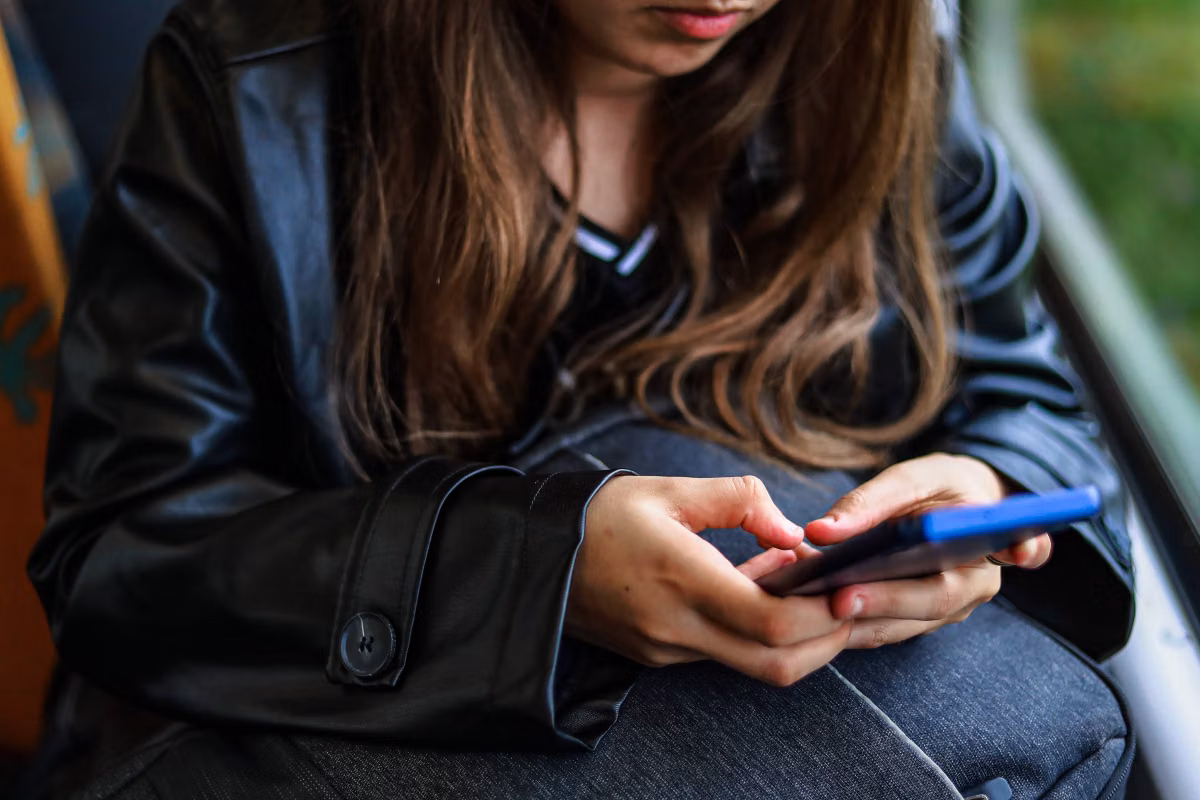 La prohibición de las redes sociales para menores de 15 años censurada por el Consejo Constitucional