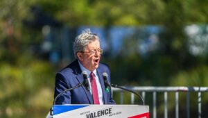 Mélenchon ataca a los prefectos y atrae la ira de Núñez, Retailleau y Le Pen