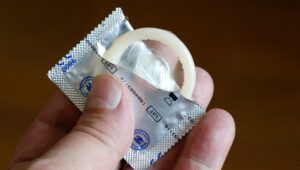 Se venden miles de preservativos no conformes en Francia y las autoridades piden pruebas de detección de ITS