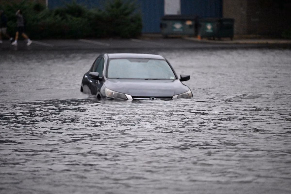 Cancelaciones de vuelos y conciertos, cortes de electricidad, inundaciones costeras… El noreste de Estados Unidos azotado por una tormenta poco común en la temporada