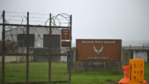 Cinco detenciones, la policía antiterrorista investiga… Lo que sabemos sobre el “gran incidente” cerca de una base militar en el Reino Unido