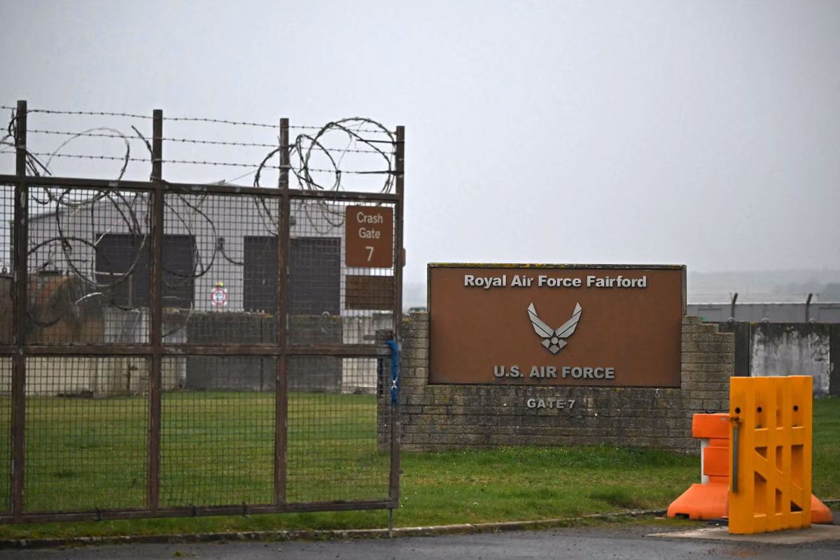Cinco detenciones, la policía antiterrorista investiga… Lo que sabemos sobre el “gran incidente” cerca de una base militar en el Reino Unido