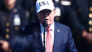 Conflicto comercial entre Washington y Ottawa: se prohíbe la entrada de alcohol canadiense a Estados Unidos, otros productos se gravan más