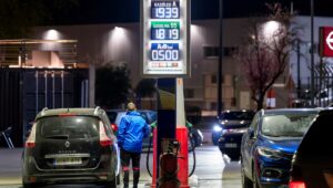 Contra el aumento de los precios de la gasolina, acciones muy dispares en los países europeos: IVA, precios topados, ayudas, etc.