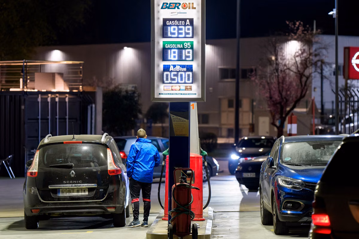 Contra el aumento de los precios de la gasolina, acciones muy dispares en los países europeos: IVA, precios topados, ayudas, etc.