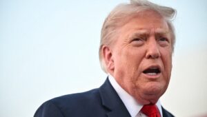 El enfrentamiento entre Donald Trump y la prensa presidencial se extiende a otros medios