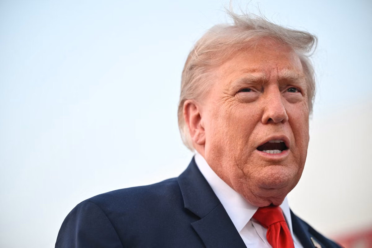 El enfrentamiento entre Donald Trump y la prensa presidencial se extiende a otros medios