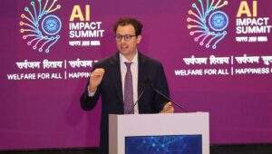 El jefe de Anthropic quiere “retrasar” la mejora de la IA, Musk y Altman lo apoyan