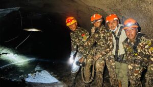 En Nepal, se libra una carrera contrarreloj para encontrar a un centenar de trabajadores atrapados